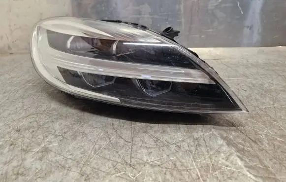 Volvo V40 Headlight/headlamp 31677023 107200146391 1049126
