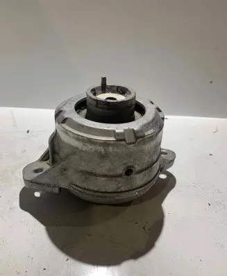Mercedes-Benz E W213 Engine mount bracket