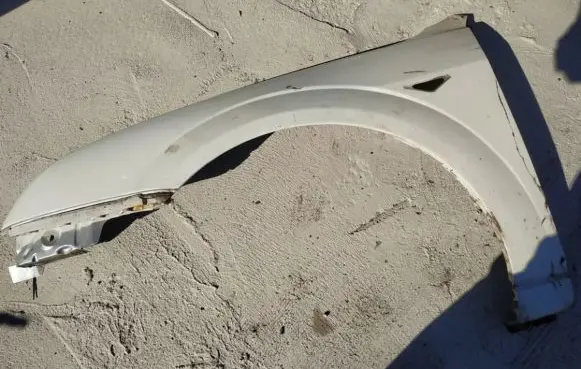 Ford Mondeo Mk III Fender baltas