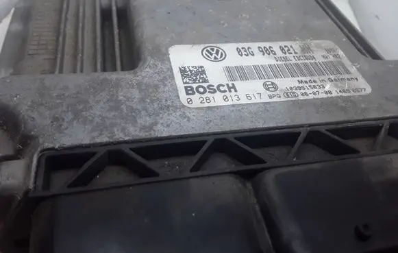 Volkswagen Touran I Engine control unit/module 03G906021HN 0281013617 1039S15633