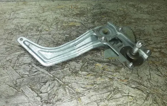 Rear door manual window regulator