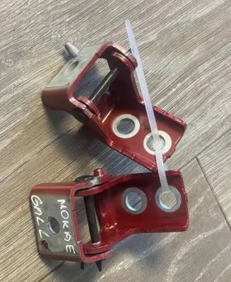 Opel Mokka B Rear door lower hinge 059T3