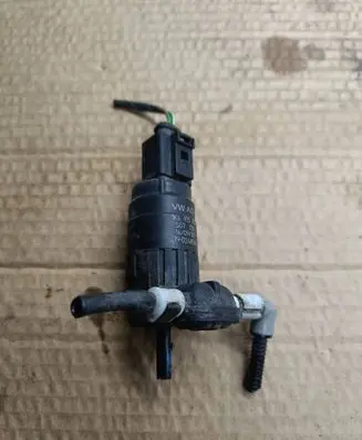 Skoda Yeti (5L) Windscreen/windshield washer pump 1K6955651 19024854