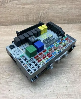 Opel Zafira A Fuse module 24412497