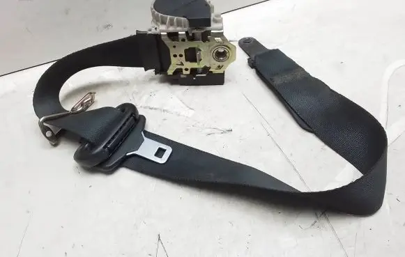 Ford Mondeo Mk III Front seatbelt 33009758