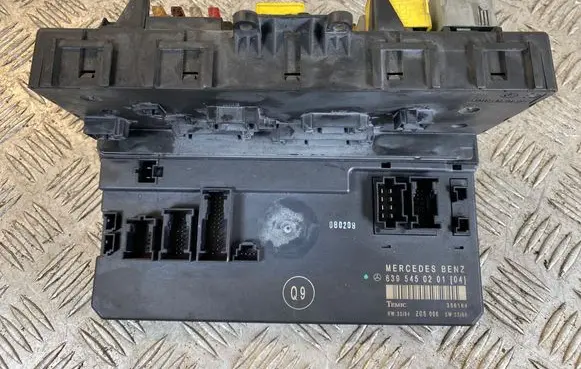 Mercedes-Benz Vito Viano W639 Fuse module 6395450201 356164 ZGS006