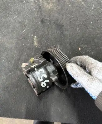 Ford Mondeo MK I Power steering pump 94BB3A733
