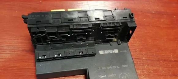 Mercedes-Benz E W210 Fuse module 0225455332