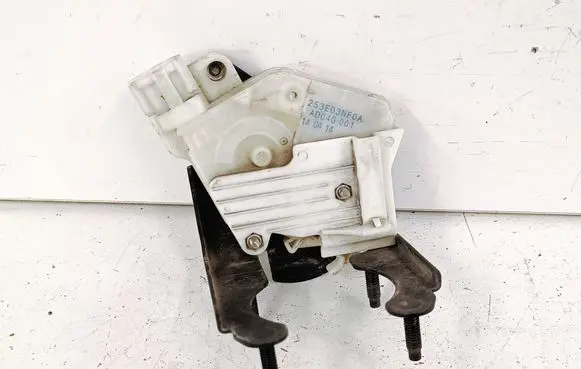 Engine bonnet/hood lock/catch