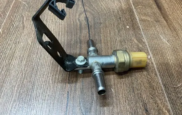 Jaguar F-Type Fuel pressure sensor GJ329F972AA