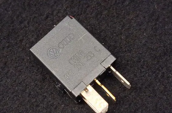 Volkswagen PASSAT B7 Other relay 4H0951253C 4RD965453