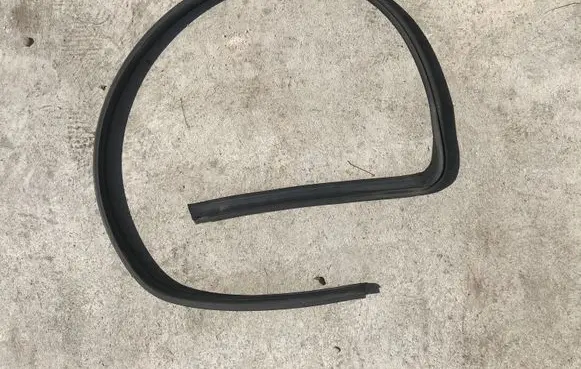 Opel Corsa D Front door rubber seal 13188912
