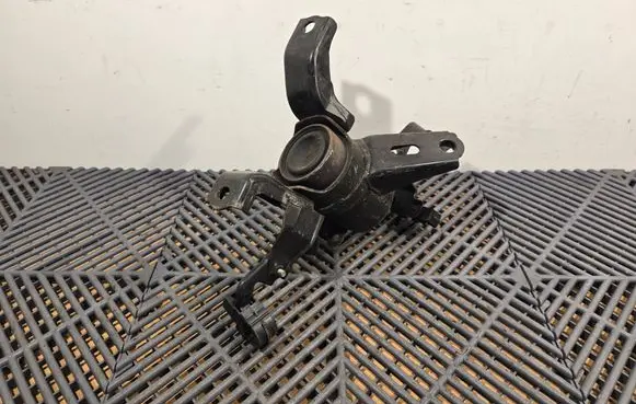 Toyota Prius (XW30) Engine mount bracket