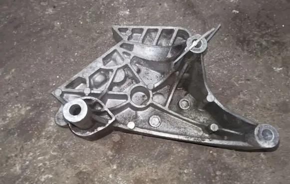 Volkswagen Touran I Engine mounting bracket 03G199207A