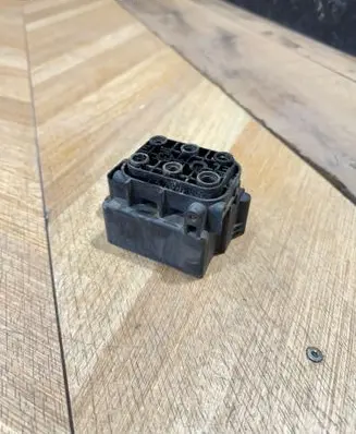 Mercedes-Benz GL X164 Air suspension valve block A2123200358 1619700