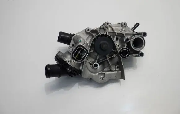 Volvo XC40 Water pump 32208947