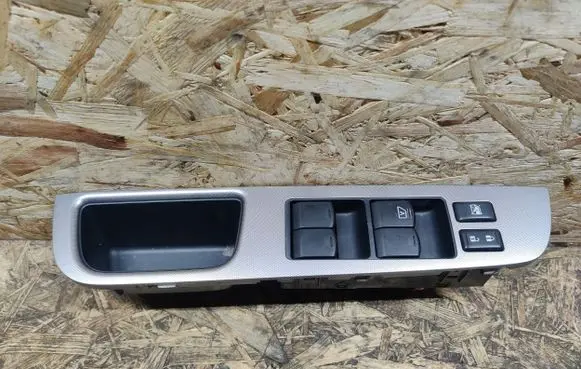 Nissan Tiida C11 Electric window control switch 80961EL11A