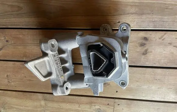 Citroen DS3 Engine mount bracket 9826364780