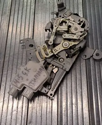 Mazda 5 Glove box lock 