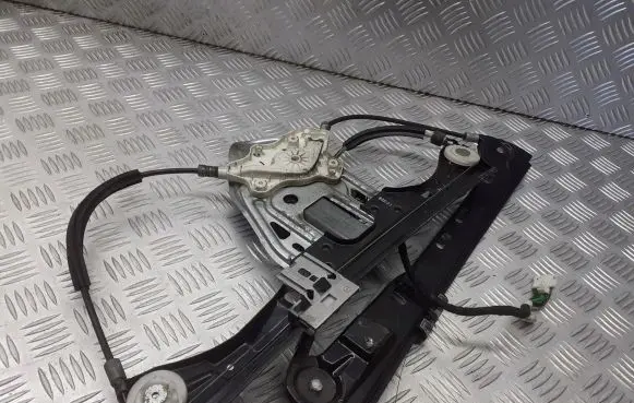 Mercedes-Benz C W203 Front door window regulator with motor 119650-105