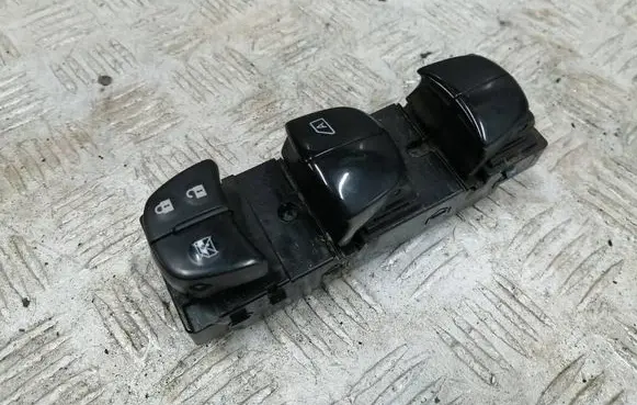 Nissan Qashqai Electric window control switch