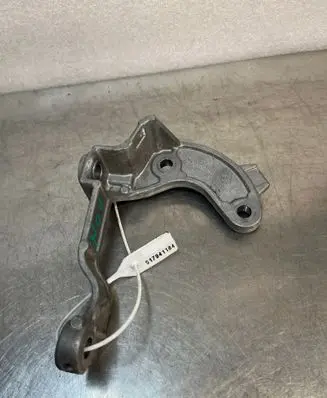 Fender mounting bracket