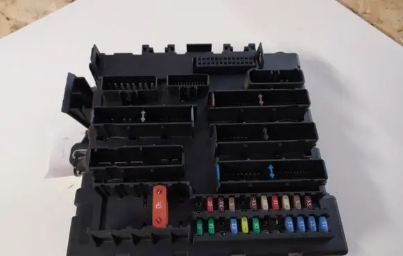 Opel Vectra C Fuse module 13205774 519162002 03077822