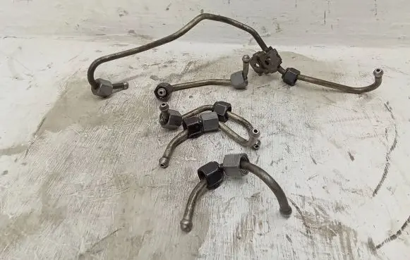 Fuel injector supply line/pipe