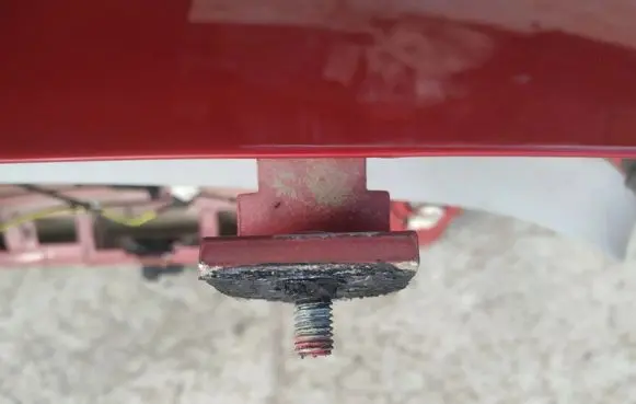 Volkswagen Golf V Tailgate/trunk/boot hinge