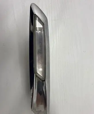 Front fender indicator light