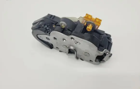Opel Zafira C Front door lock 