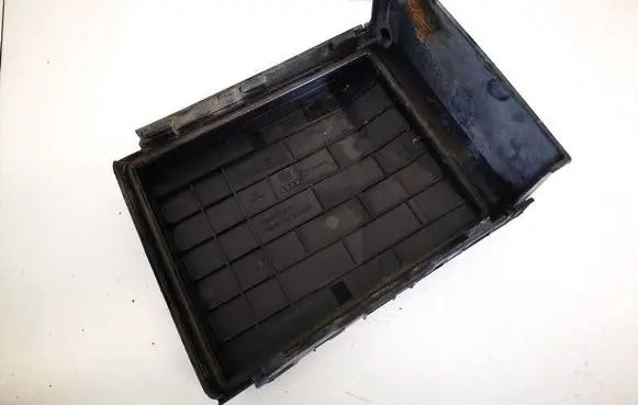 Skoda Superb B6 (3T) Fuse box cover 1k0937132f 1k0937132g