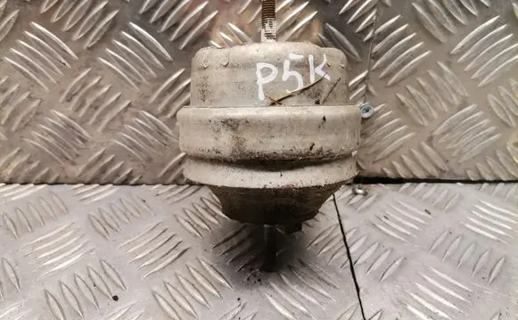 Volkswagen PASSAT B5 Engine mount bracket