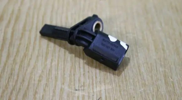Volkswagen Touran I ABS brake wheel speed sensor 7H0927804