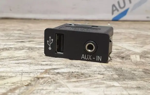 BMW X1 E84 USB socket connector 9241331 84109241331