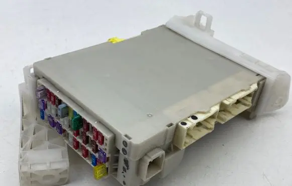 Toyota Prius+ (ZVW40) Fuse module 8273047420A 31092401 2762