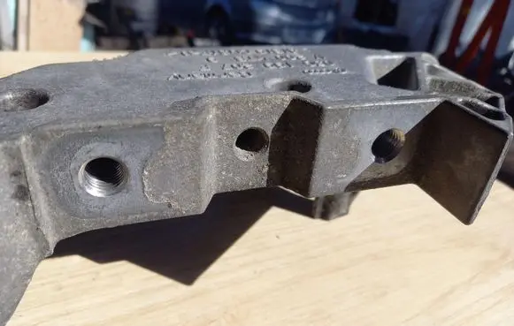 Volkswagen Touran I Engine mounting bracket 03G199207F V200KTS9 AISI9CU3FE
