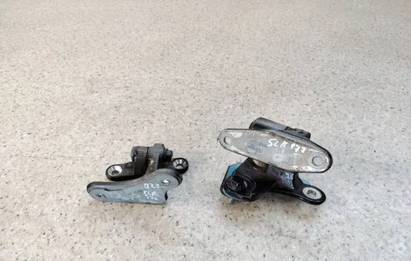 Mercedes-Benz SLK R172 Front door lower hinge 