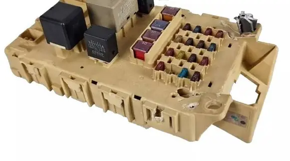 Toyota Avensis T250 Fuse module 9098702012
