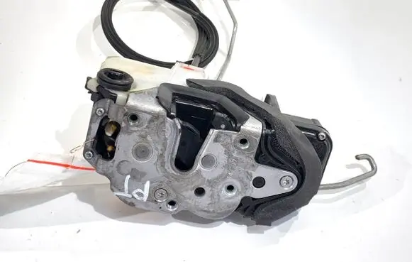 Opel Zafira C Rear door lock 3023880