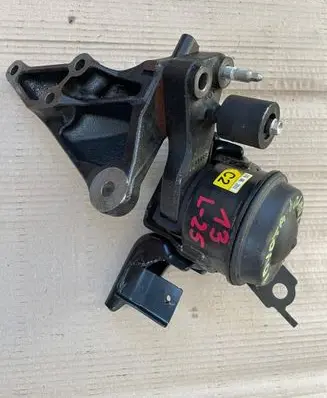 Toyota Yaris Engine mounting bracket