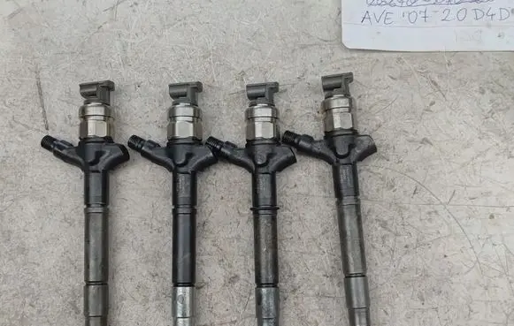 Toyota Avensis T250 Fuel injector 236700R030