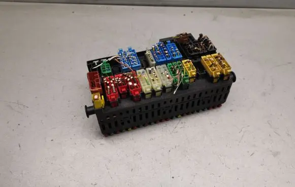 Volkswagen Golf III Fuse module 357937039