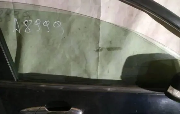 Honda FR-V Front door glass trim molding 