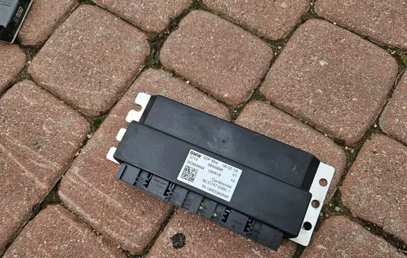 BMW M5 Suspension control unit/module 6894896