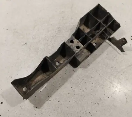 Renault Scenic I Rear bumper mounting bracket 7700428472