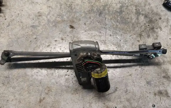 Audi A6 S6 C4 4A Front wiper linkage and motor