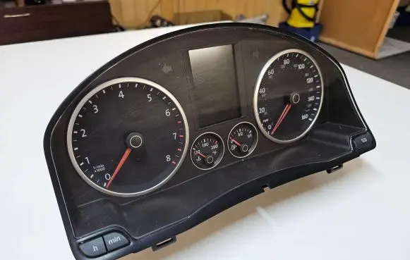 Volkswagen Tiguan Speedometer (instrument cluster) 5N0920970F