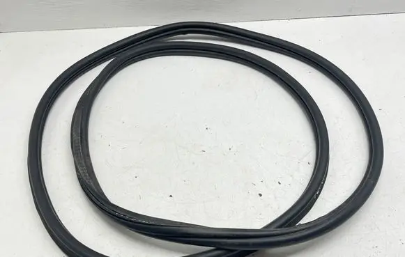 Peugeot 5008 II Trunk rubber seal (body) 9811603080