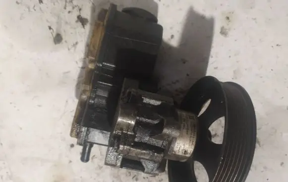 Opel Vectra B Power steering pump 90495960